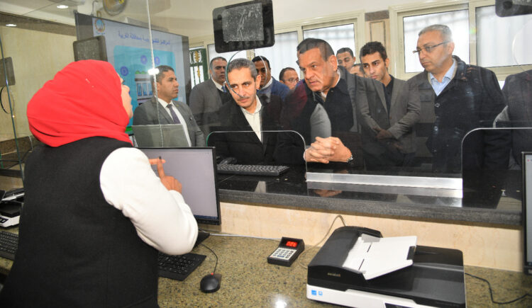 وزير التنمية المحلية ومحافظ العربية يتفقدان مركز السيطرة الموحد ويفتتحان المركز التكنولوجي ووحدة المتغيرات المكانية بالديوان العام للمحافظة