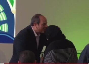 الرئيس السيسي يقبل رأس والدة شهيد.. ويؤكد: ”أنا أتشرف بيكى”