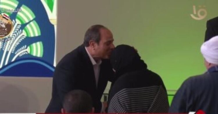 الرئيس السيسي يقبل رأس والدة شهيد.. ويؤكد: ”أنا أتشرف بيكى”