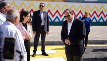 الرئيس السيسي يتفقد مكتبة “حياة كريمة” بمركز ملوى خلال زيارته إلى المنيا