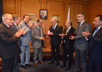 أول عربي يتوّج بها روسيا تمنح ” أنور إبراهيم ” ميدالية دوستويفسكي