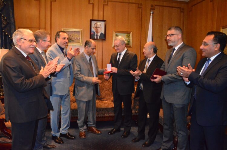 أول عربي يتوّج بها روسيا تمنح " أنور إبراهيم " ميدالية دوستويفسكي 1 أول عربي يتوّج بها روسيا تمنح ” أنور إبراهيم ” ميدالية دوستويفسكي