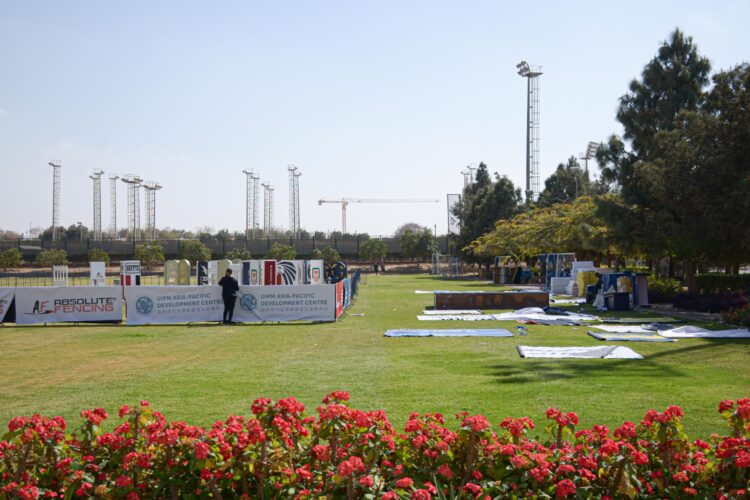 بالصور.. ملاعب الجامعة الأمريكية تتزين قبل إنطلاق كأس العالم للخماسي الحديث