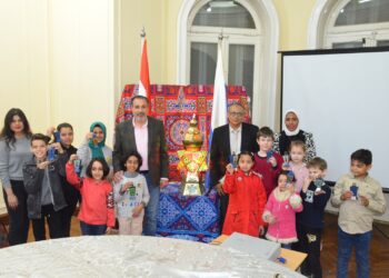 أطفال روسيا و مصر يصنعون فانوس رمضان