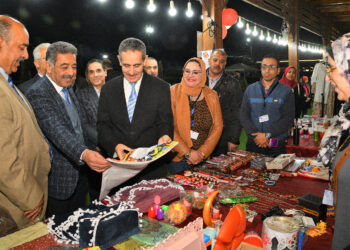محافظ الغربية يفتتح معرض المنتجات اليدوية بطنطا