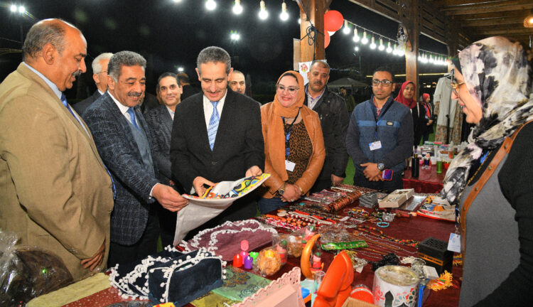 محافظ الغربية يفتتح معرض المنتجات اليدوية بطنطا