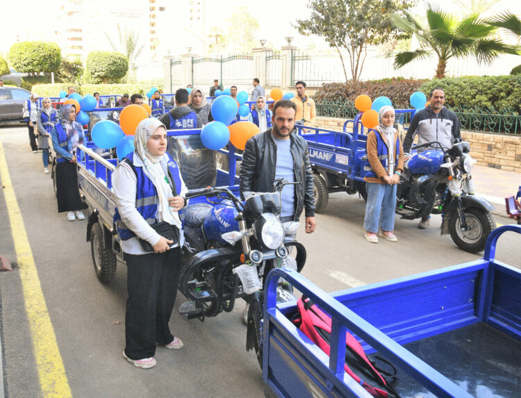 محافظ الغربية  يسلم ١١ تروسيكل للأسر الأكثر احتياجا مقدمة من صناع الحياة