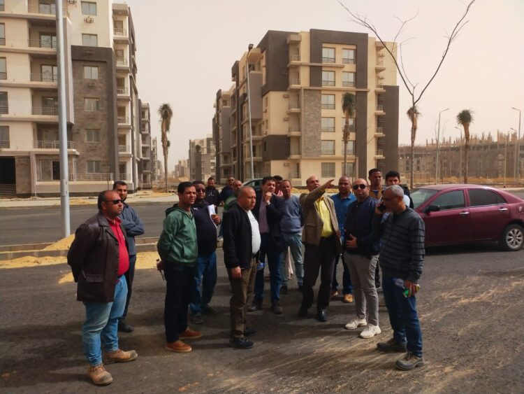 رئيس جهاز مدينة الشيخ زايد يتفقد سير العمل بوحدات مشروع جنة بتوسعات المدينة.. ويتابع أعمال التطوير بالحي الثامن 1 رئيس جهاز مدينة الشيخ زايد يتفقد سير العمل بوحدات مشروع " جنة" بتوسعات المدينة.. ويتابع أعمال التطوير بالحي الثامن