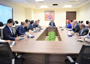 نائب وزير الإسكان لشئون البنية الأساسية يترأس اجتماعاً موسعاً مع وفد شركة الصين العالمية للطاقة (Energy China) لبحث التعاون في مجالات مياه الشرب والصرف الصحي