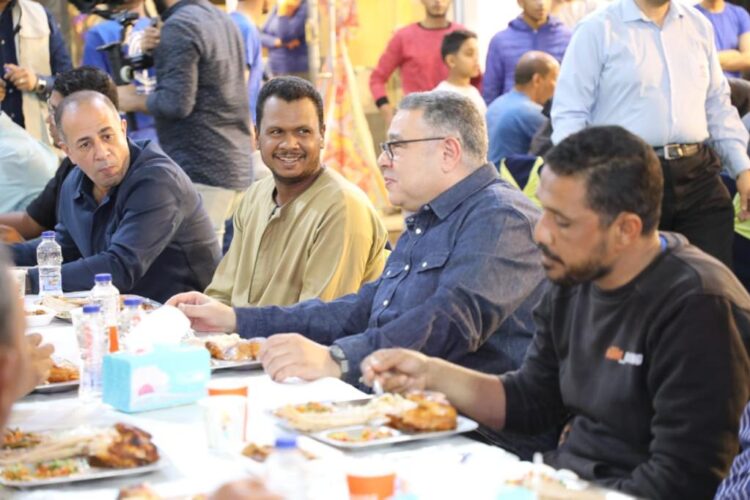 محافظ البحر الأحمر يتناول الإفطار على مائدة رحمن مسيحية 1 محافظ البحر الأحمر يتناول الإفطار على مائدة رحمن مسيحية