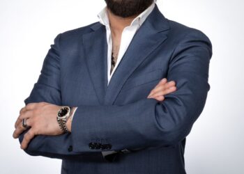 الفنان البحريني فهد بشمي يخطف جمهوره بـ ساحر القلوب