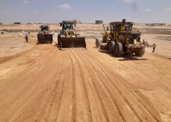 وزير الإسكان: بدء تنفيذ الطرق والمحاور بالمناطق المضافة لمدينتي العبور الجديدة والشروق استكمالاً لأعمال تقنين الأوضاع والتنمية