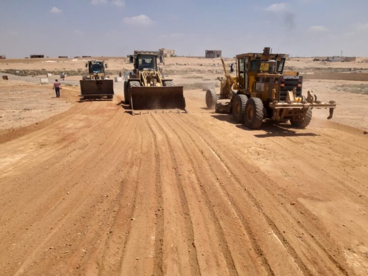 وزير الإسكان: بدء تنفيذ الطرق والمحاور بالمناطق المضافة لمدينتي العبور الجديدة والشروق استكمالاً لأعمال تقنين الأوضاع والتنمية