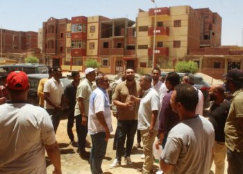 رئيس جهاز أسوان الجديدة وأعضاء وحدة الدعم الفني بالوزارة يتفقدون وحدات الإسكان المتوسط ضمن المبادرة الرئاسية سكن كل المصريين