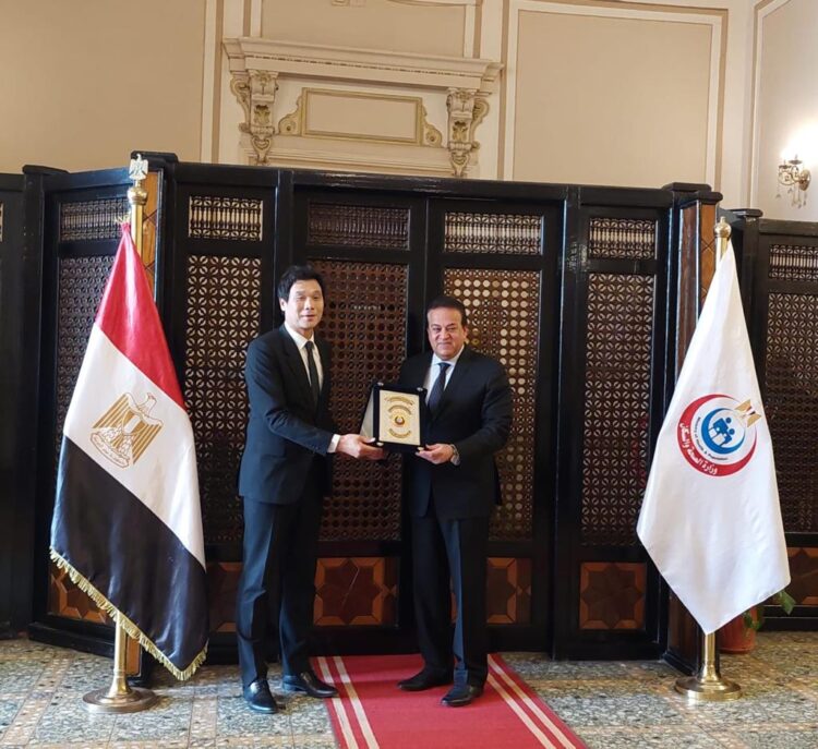 وزير الصحة والسكان والسفير الكوري يبحثان سبل تعزيز التعاون بين مصر وكوريا في مجال الرعاية الصحة 1 وزير الصحة والسكان والسفير الكوري يبحثان سبل تعزيز التعاون بين مصر وكوريا في مجال الرعاية الصحة