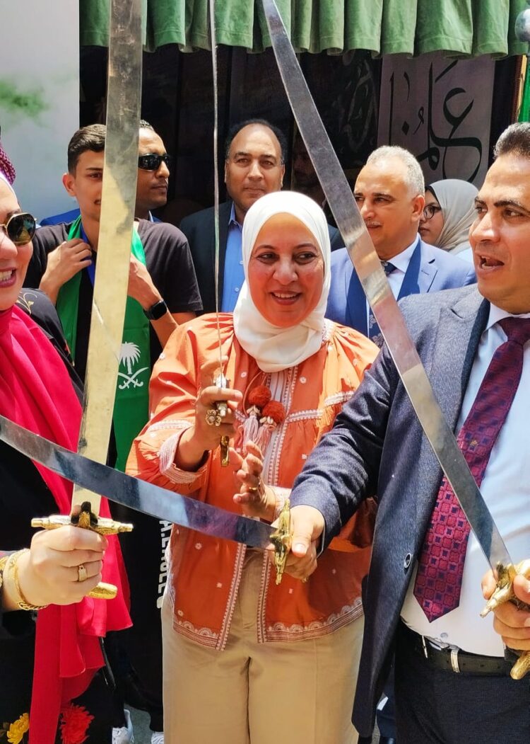 في يوم الشعوب بكلية العلاج الطبيعي جامعة القاهرة .. فنون شعبية واكلات تراثية وحضور مميز