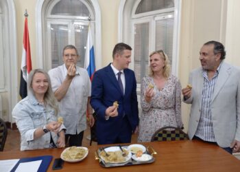 رائد الفضاء الروسي يأكل الفطير المشلتت