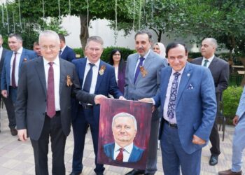 بورتريه للسفير ورائد الفضاء الروسى فى ورشة الرسم الحر