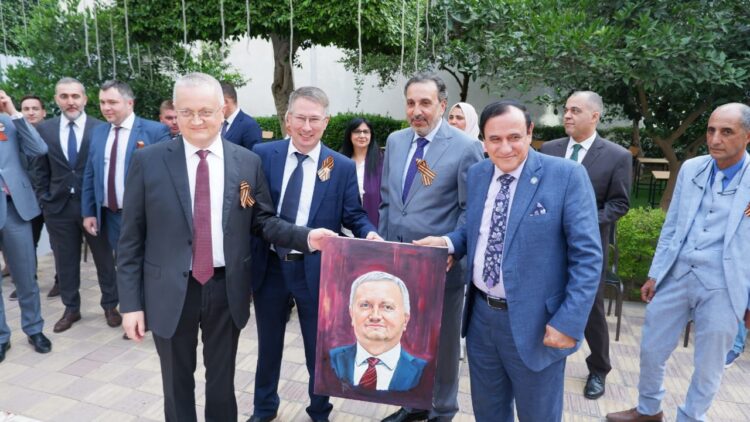 بورتريه للسفير ورائد الفضاء الروسى فى ورشة الرسم الحر 1 بورتريه للسفير ورائد الفضاء الروسى فى ورشة الرسم الحر