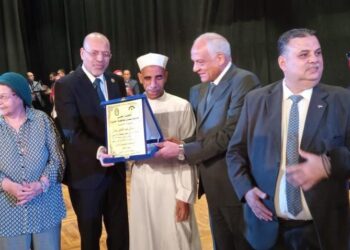 بالصور .. محافظ الجيزة يكرم عدد من العمال المتميزين باللجنة النقابية للعاملين بوزارة الزراعة