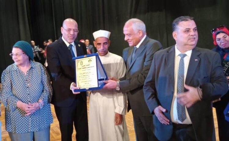 بالصور .. محافظ الجيزة يكرم عدد من العمال المتميزين باللجنة النقابية للعاملين بوزارة الزراعة