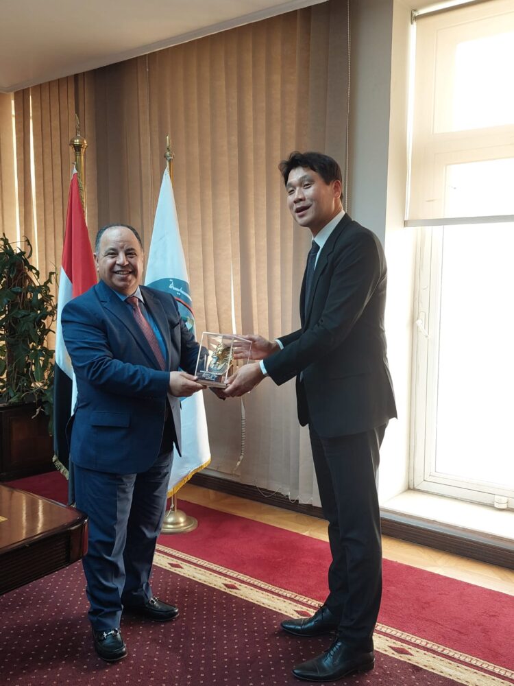 لقاء وزير المالية وسفير كوريا الجنوبية من أجل حل المشكلات ومزيدا من الاستثمارات 1 لقاء وزير المالية وسفير كوريا الجنوبية من أجل حل المشكلات ومزيدا من الاستثمارات