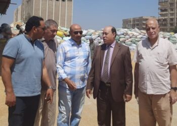 وكيل وزارة التموين بالغربية يتابع نقل الأقماح من شونة الفاخر للمطاحن بالمحلة الكبرى