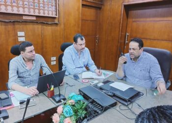 وكيل الوزارة يعقد اجتماعاً باللجنة الثلاثية ومديري الإدارات “عبر شبكة اللاسلكي”