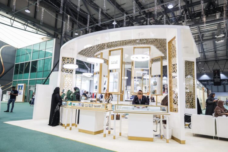 أنامل إماراتية مبدعة تجتذب أنظار زوار معرض جواهر الإمارات بإكسبو الشارقة