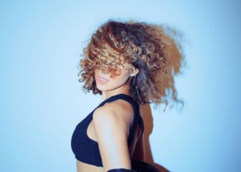 مغنية البوب العالمية ” شانا ” تعود بأغنية “Walk That Walk”