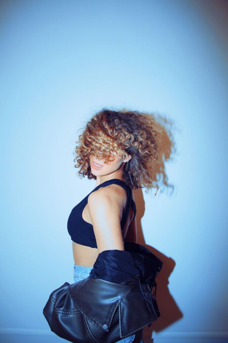 مغنية البوب العالمية ” شانا ” تعود بأغنية “Walk That Walk”