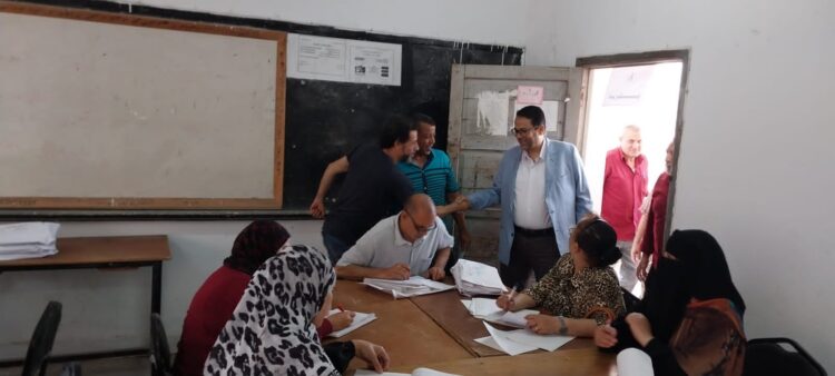 وكيل الوزارة يتفقد لجان تقدير الدرجات الدبلومات الفنية ويؤكد على مراعاة الدقة والجودة في العمل تحقيقاً لصالح الطلاب