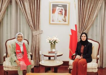 سفيرة البحرين لدى مصر تستقبل أول بحرينية تحصل على منحة ناصر للقيادة الدولية