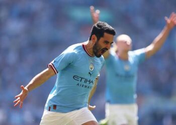 غوندوغان يوقع عقد انضمامه لبرشلونة