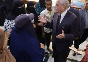 محافظ جنوب سيناء يلتقي العمالة المؤقتة ( عمال السركي) بطور سيناء ويهديهم مواد غذائية ولحوم ومكافأة مالية تحفيزية