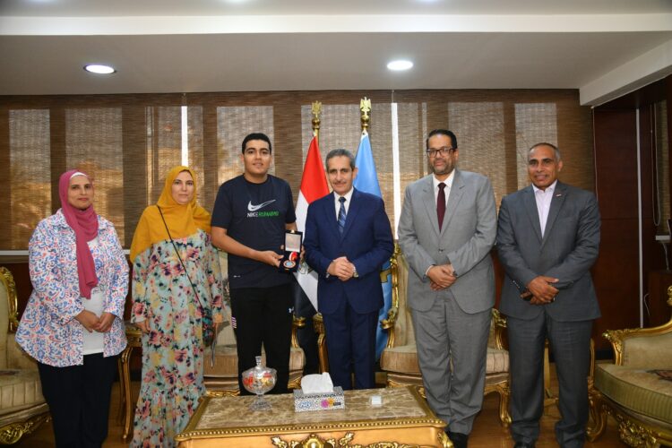 محافظ الغربية يكرم الطالب محمد أحمد الشلبي