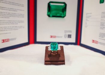 معرض جواهر الإمارات يُبهر زواره بتصاميم حصرية ومشغولات نادرة من الذهب والألماس