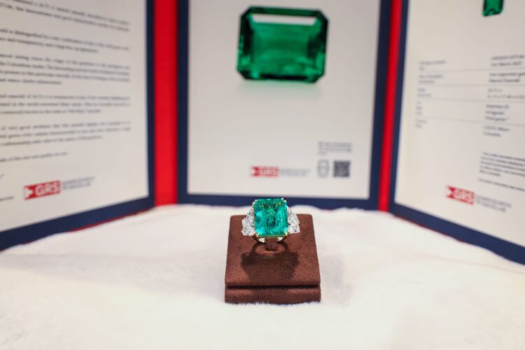 معرض جواهر الإمارات يُبهر زواره بتصاميم حصرية ومشغولات نادرة من الذهب والألماس