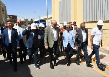 وزير الإسكان ومحافظ البحر الأحمر يتفقدان محطة تحلية اليسر بطاقة 80 ألف م3 يومياً