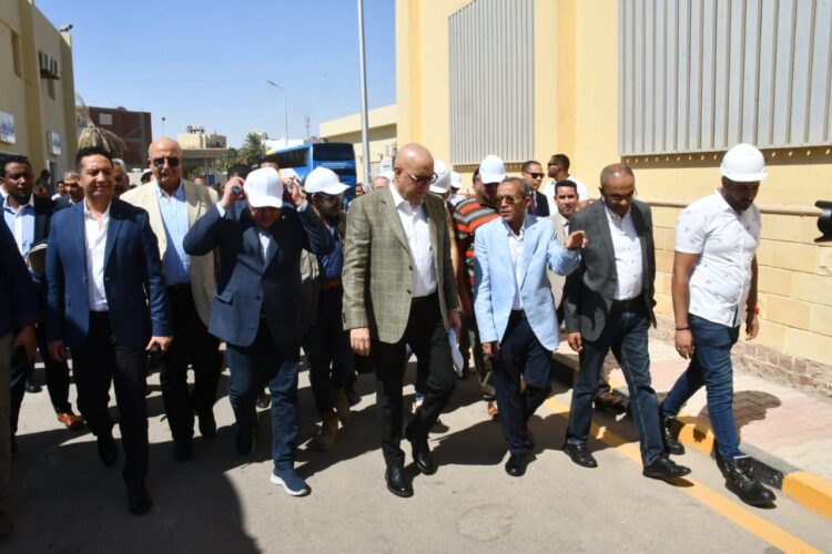 وزير الإسكان ومحافظ البحر الأحمر يتفقدان محطة تحلية اليسر بطاقة 80 ألف م3 يومياً