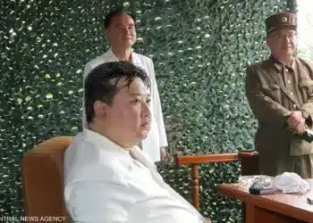 إطلاق كيم جونغ أون صاروخ باليستي جديد وتكهنات بشأن مصدر هاتفه