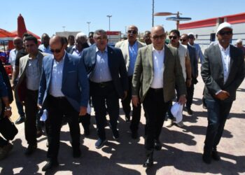 وزير الإسكان ومحافظ البحر الأحمر يتفقدان مشروعى تطوير الممشى السياحى لمدينة الغردقة بطريق القرى السياحية.. والمجزر الآلى