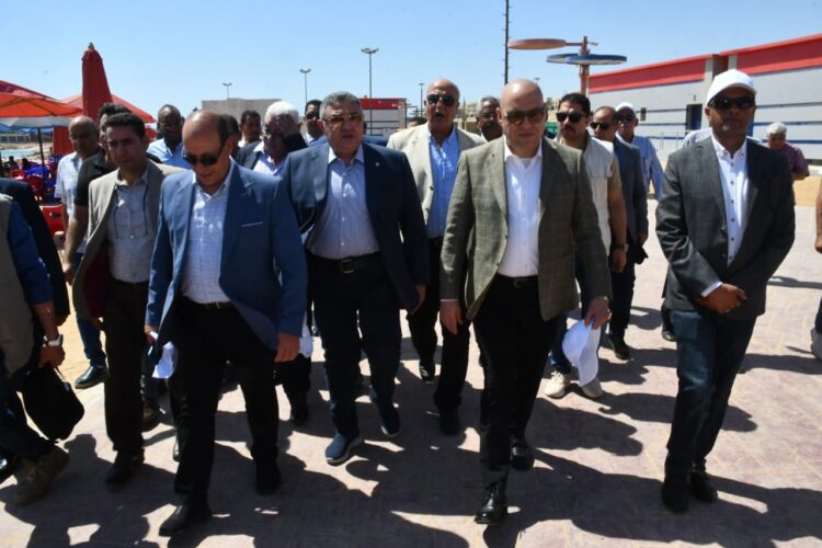 وزير الإسكان ومحافظ البحر الأحمر يتفقدان مشروعى تطوير الممشى السياحى لمدينة الغردقة بطريق القرى السياحية.. والمجزر الآلى