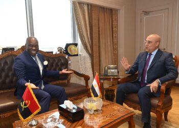 وزير الإسكان يتسلم دعوة نظيره الأنجولى لزيارة دولة أنجولا لتعزيز التعاون فى المجالات ذات الاهتمام المشترك