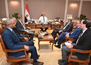 وزير الإسكان يبحث مع مسئولى شركة أكوا باور سبل تعزيز التعاون فى مجال تحلية مياه البحر وتوطين تكنولوجيا التحلية