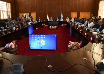 وزير الإسكان ومحافظ البحر الأحمر يتابعان موقف خدمات مياه الشرب والصرف الصحى.. والمشروعات التنموية بالمحافظة