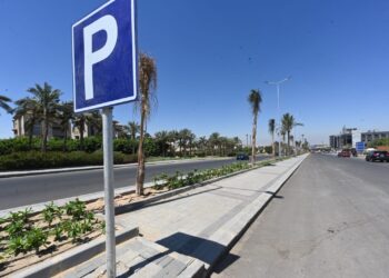 عقب تفقده مشروع المبادرة الرئاسية سكن كل المصريين... وزير الإسكان يتفقد أعمال تطوير شارع جمال عبدالناصر بالقاهرة الجديدة