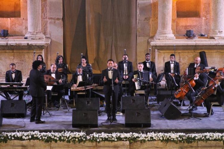 دار الأوبرا تنشر عبقها في الشمالي والعبد اللات يراقص مدرجات الجنوبي