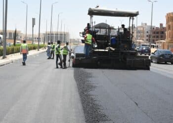 رئيس جهاز القاهرة الجديدة يتابع تنفيذ تكليفات وزير الإسكان بشأن مشروعات تطوير ورفع كفاءة محاور الطرق بالمدينة