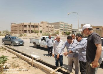 رئيس جهاز العبور يتفقد أعمال تطوير الطرق بالمنطقة الصناعية والأحياء السكنية بالمدينة